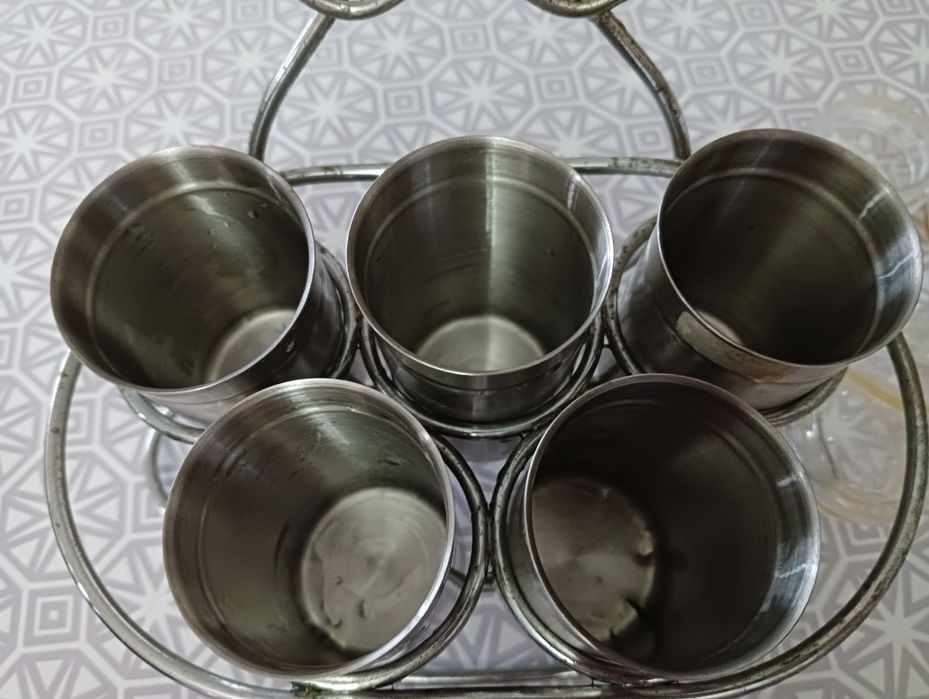 Conjunto de porta condimentos

- 5 peças.
- Suporte fixo.