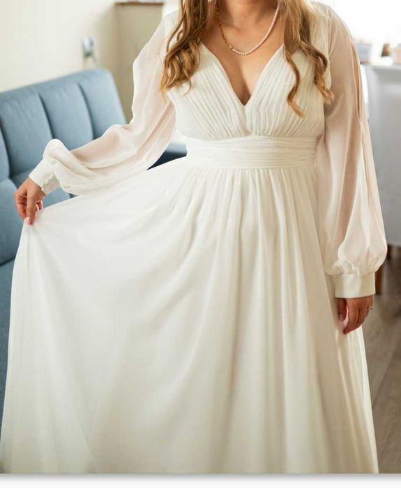 Suknia ślubna z rękawem.