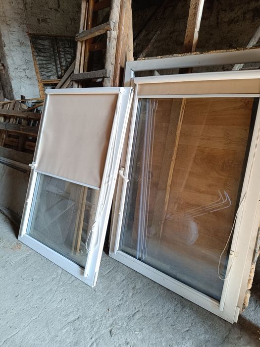 Okna z demontażu z roletami.