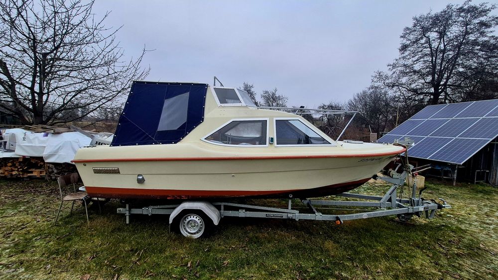 Łódź z silnikiem i przyczepka