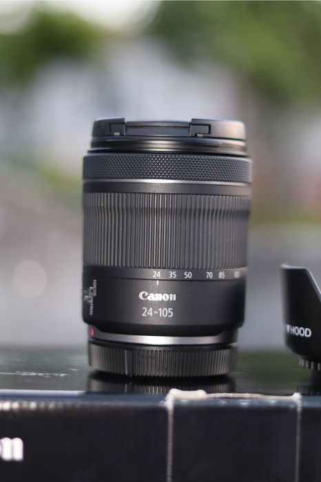 Canon RF 24-105mm f/4-7.1 IS STM + Lens Hood
