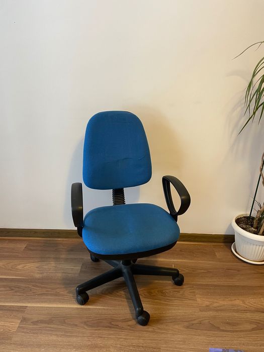Krzesło obrotowe na kółkach