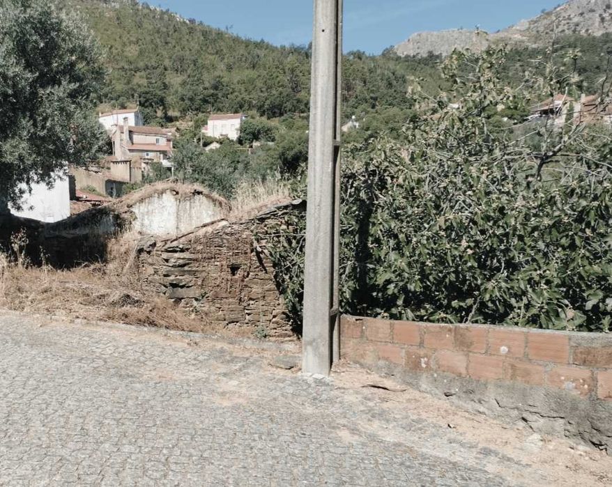 Terreno urbano com ruinas