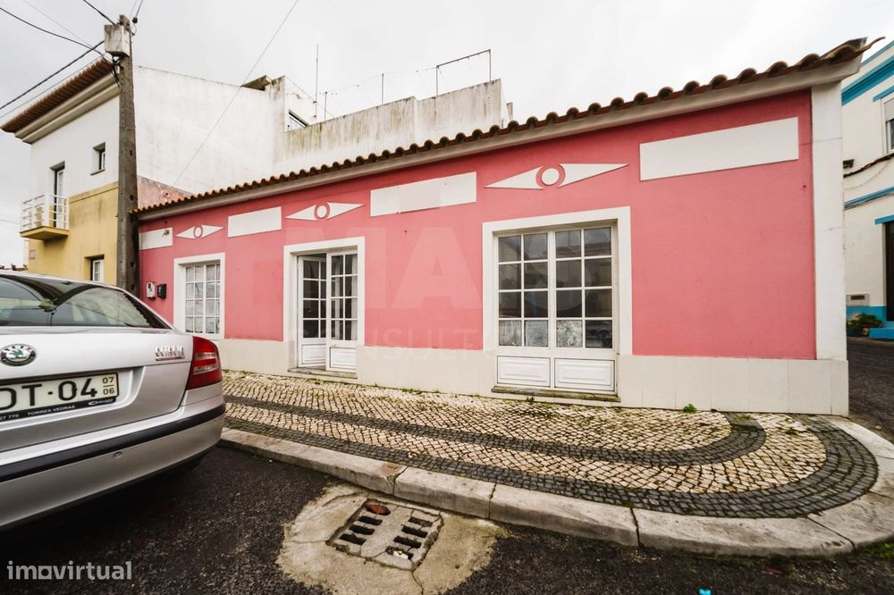 Oportunidade no Centro Histórico de Peniche – Espaço com Potencial ...