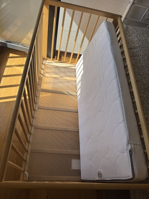 Berço, colchao e capa de colchao bebê IKEA