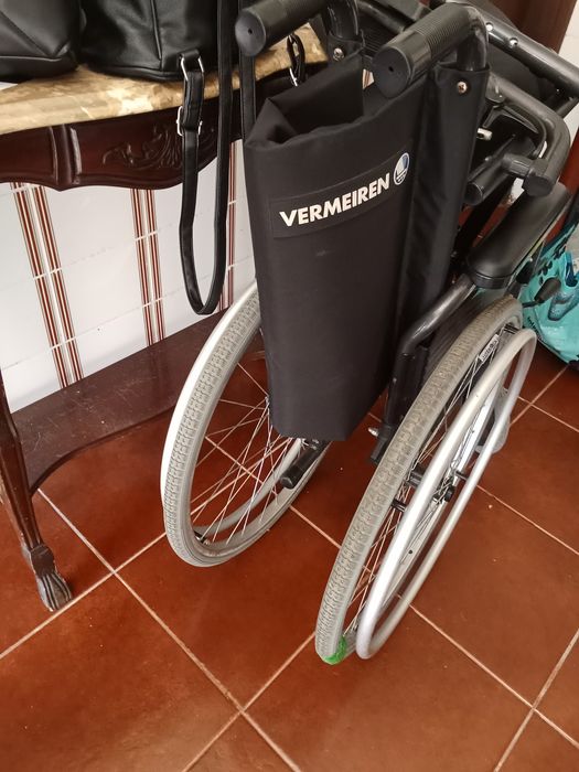 Vendo cadeira de rodas, com os apoios dos pés apenas um necessita de uma pequena peça para prender de resto está nova como podem ver