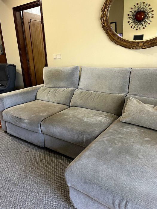 Sofá cinzento com algumas marcas de uso