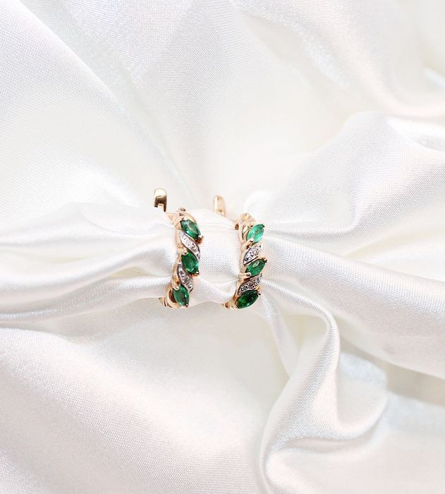 Золотые серьги с изумрудами и бриллиантами