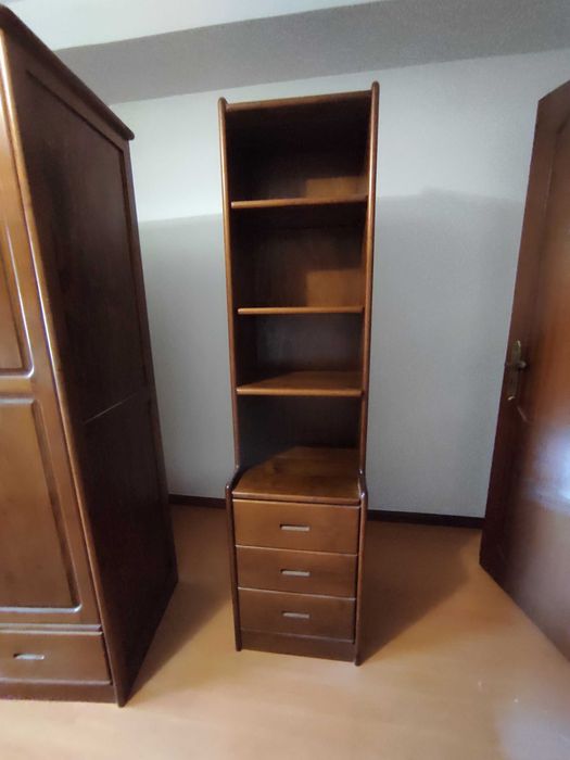 Estante com prateleiras e gavetas