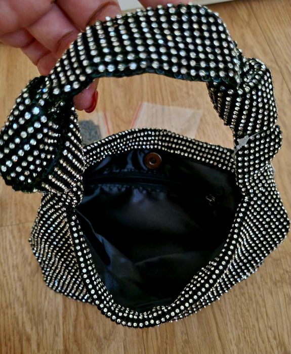 Mala/pochete de fundo preto e cheia de brilhantes. Forrada. Com alças