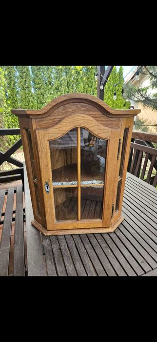 Przeszklona narożna szafka drewniana wisząca