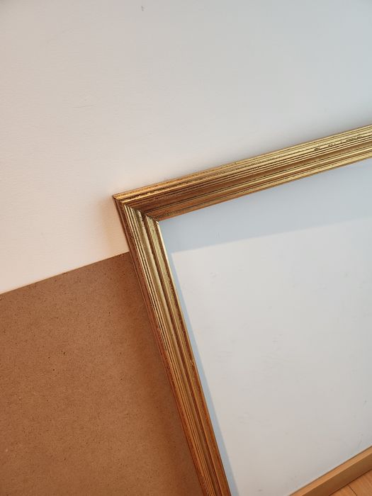 Moldura em cor dourado envelhecido