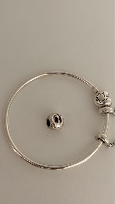 Pulseira Pandora Rígida em Prata (Como Nova) + Charms Originais
