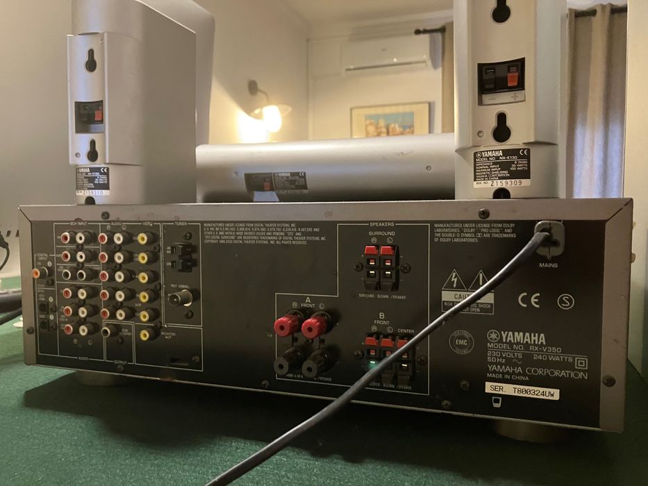 Sistema de som com amplificador e colunas Yamaha