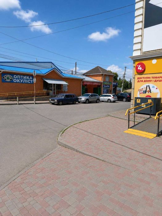 Готовий бізнес у центрі Миргорода: Двоповерхова комерція з орендарями + складські приміщення