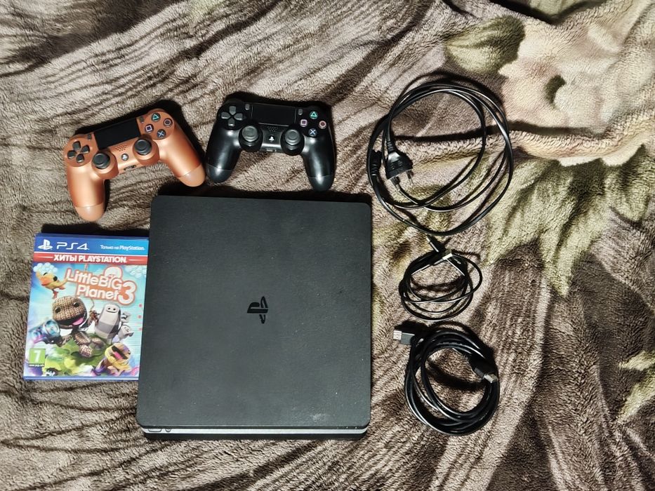PS4 Slim 500gb 2 геймпада + диск з грою
