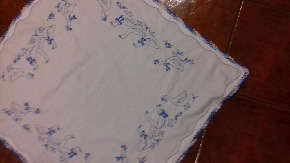 Toalhinha de chá bordada