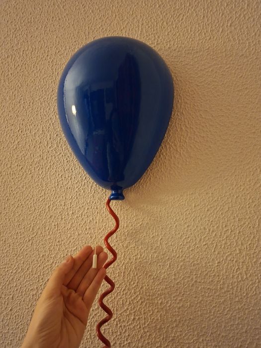 Candeeiro azul de parede em forma de balão