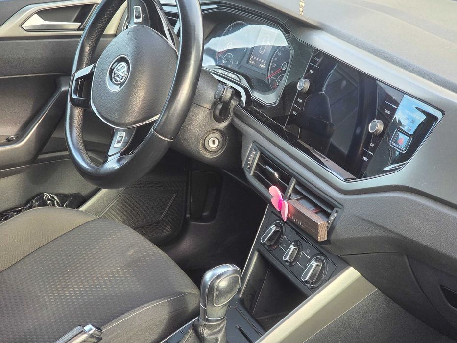 Carro VW polo como novo. Todos os serviços  realizados na marca.