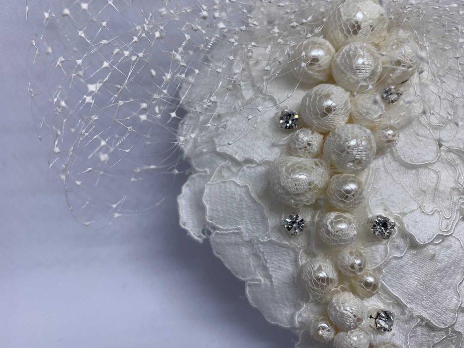 nowy biały toczek ślubny średni serce kryształki woalka rękodzieło