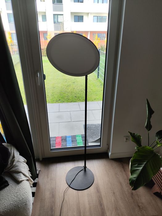 Lampa stojąca z regulacją barwy i jasności, regulowane nachylenie