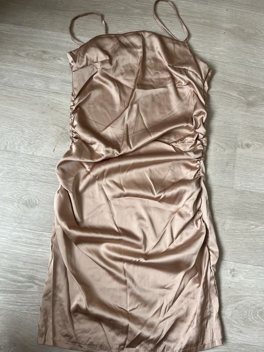 Продам платье на фото видно как выглядит на моделе