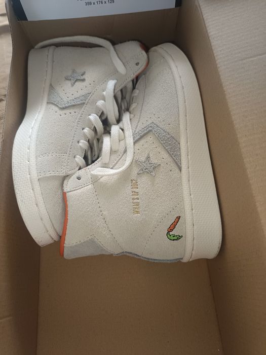 Tênis de coleção converse versão bugs bunny