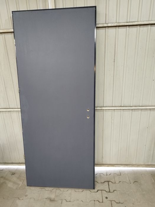Drzwi zewnętrzne techniczne z ościeżnicą futryną L P  różnie kolory