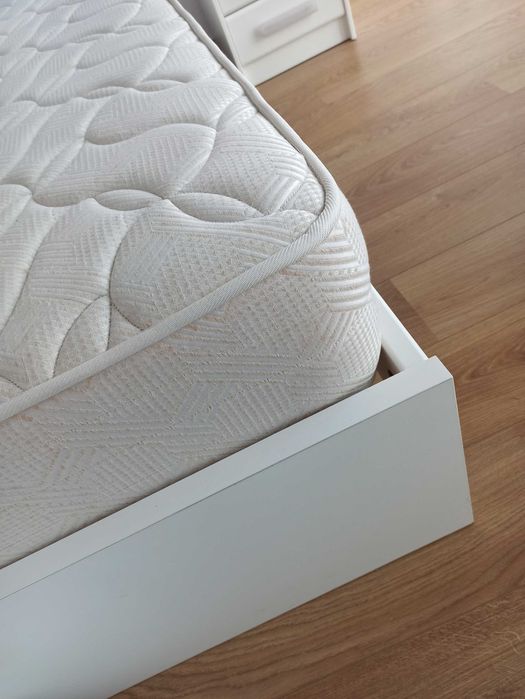 2 camas (corpo e meio) com mesa de cabeceira