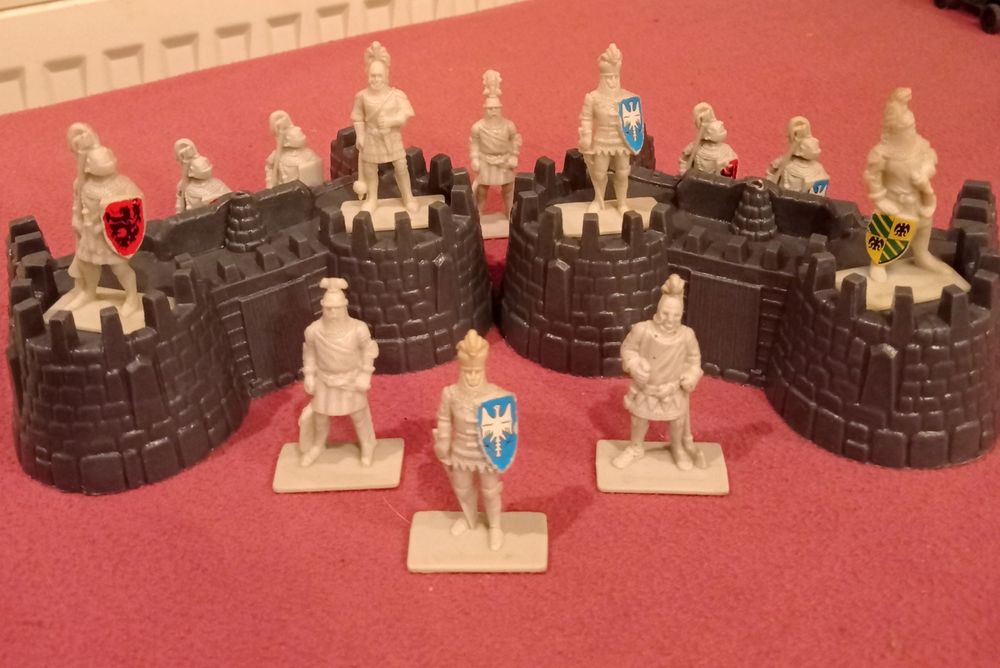 Солдатики, лицарі пластмасові