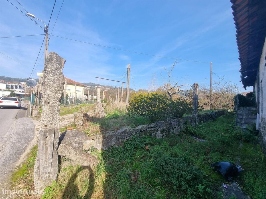 Moradia em pedra na vila de Arões São Romão