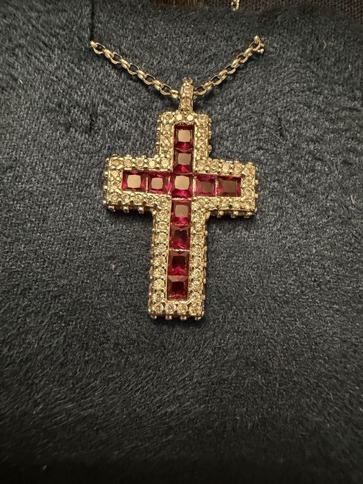 Naszyjnik ściągany krzyżyk malinowy APM Monaco