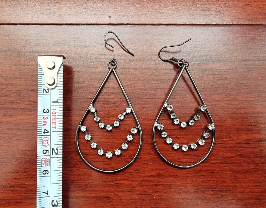 Brincos compridos cinzentos com detalhes de pedrinhas brancas