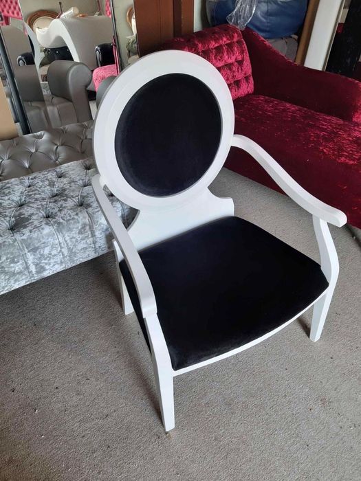 Cadeirao em branco lacado.