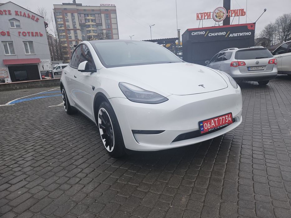 Tesla model y 2023