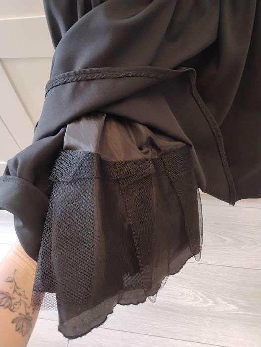 Czarna elegancka sukienka Roco z kołnierzykiem i cekinami, 38