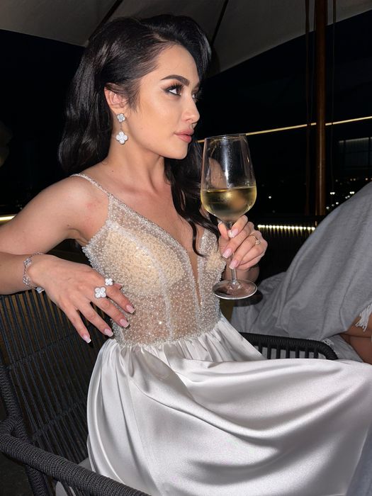 Сукня біла (можливо для весілля)