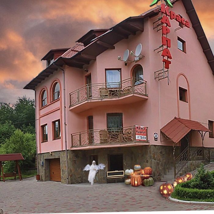 Продається котедж на 10 номерів у м. Яремче