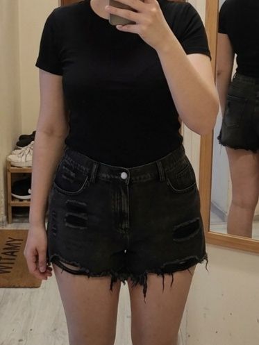 Cudne czarne spodenki jeansowe,wycięte, wyszczuplające,wygodne 1XL