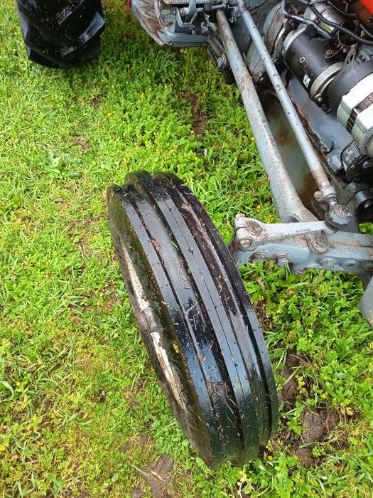 Trator Massey Fergunson 135 com reboque charrua e frese