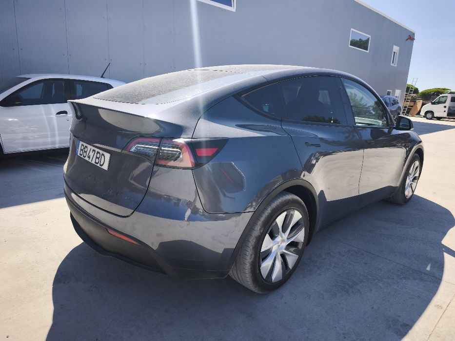 Tesla y standard