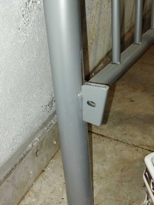 Cama de solteiro metálica (para arranjo)