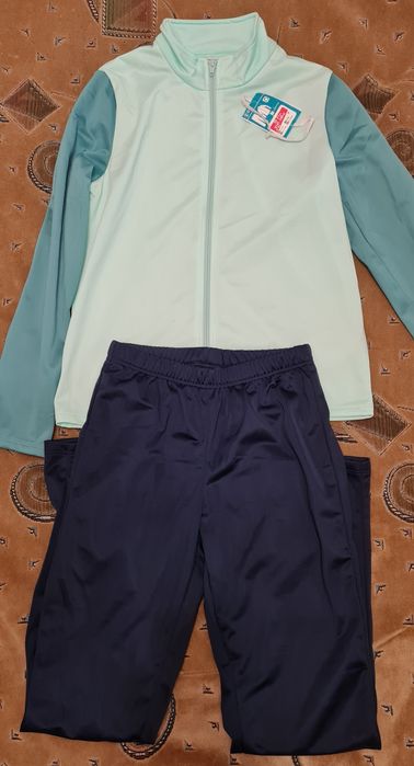 Продам новый спортивный костюм Decathlon