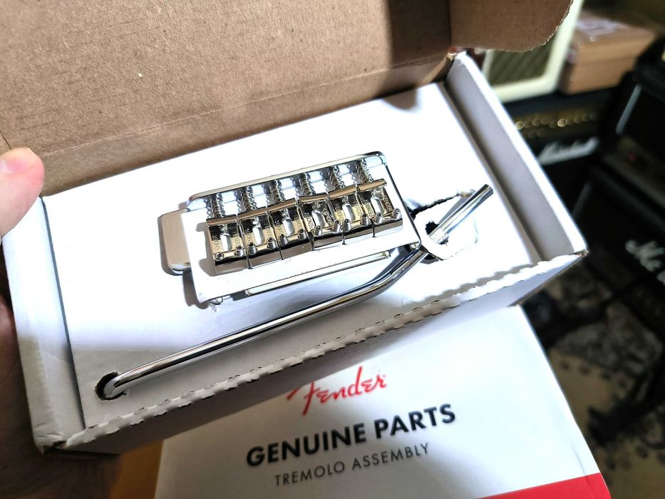 Новий Fender Deluxe Series 2-Point Strat Tremolo Bridge бридж в зборі