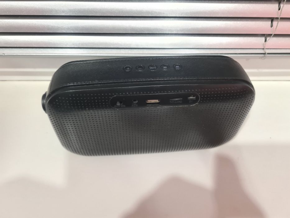 Музыкальная блютуз колонка карманная есть AUX  Новое.