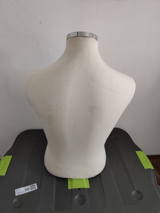 Busto de homem em tecido