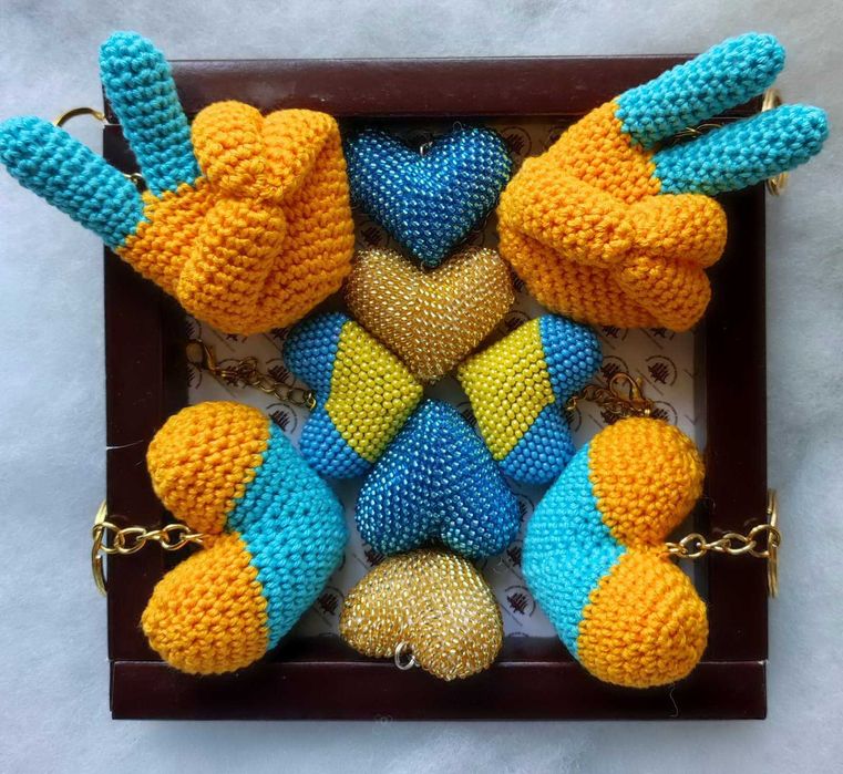 Брелок Сердце Украины. Сувенир.  Вязаный. Ручная работа Амигуруми.