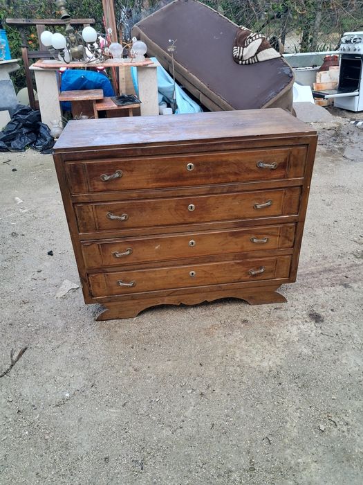 Comoda antiga em madeira com quatro gavetas