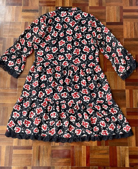 Vestido curto preto floral com detalhes em renda