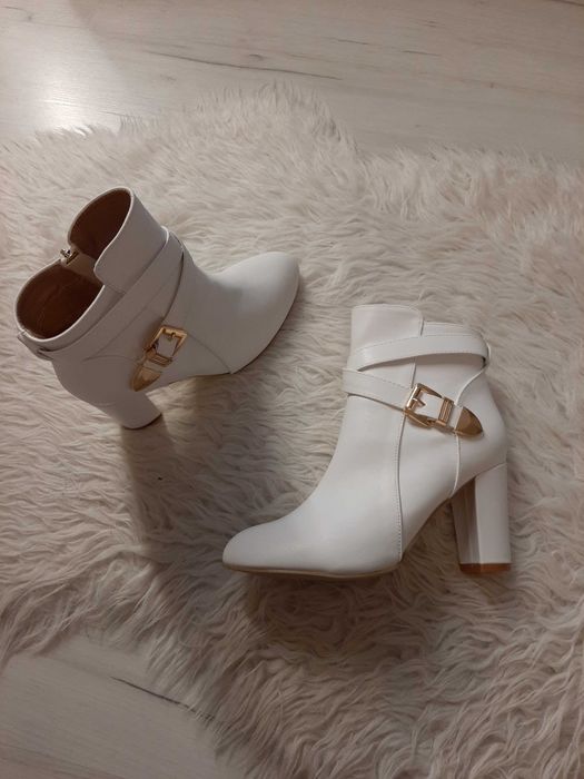 Piękne białe kozaki na wygodnym szerszym obcasie ok 8cm 39